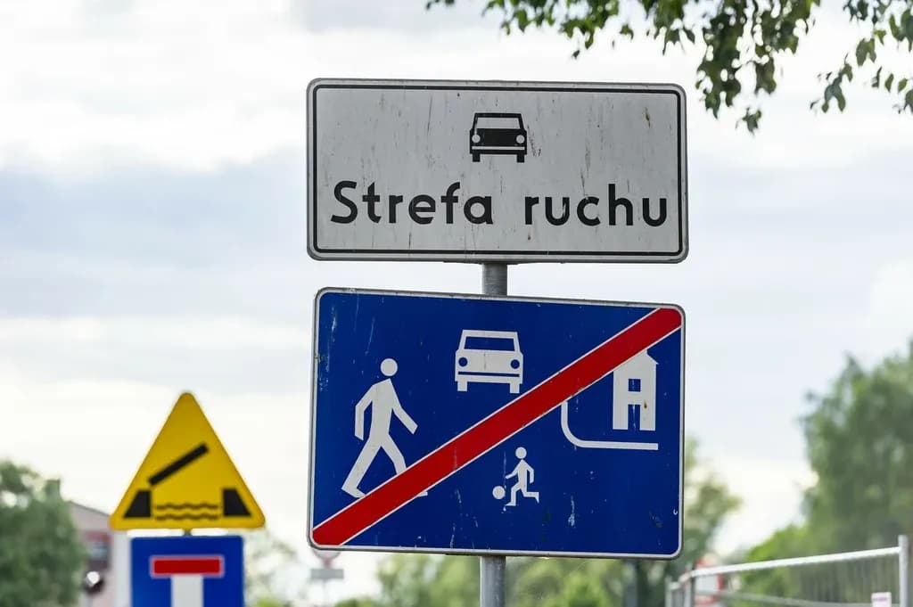 Droga wewnętrzna czy strefa ruchu? Jakie przepisy obowiązują?