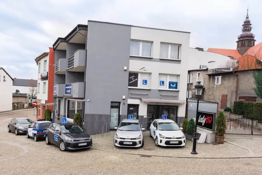 Szkoła jazdy w Nowej Sarzynie: Co takiego wyróżnia to małe miasto?