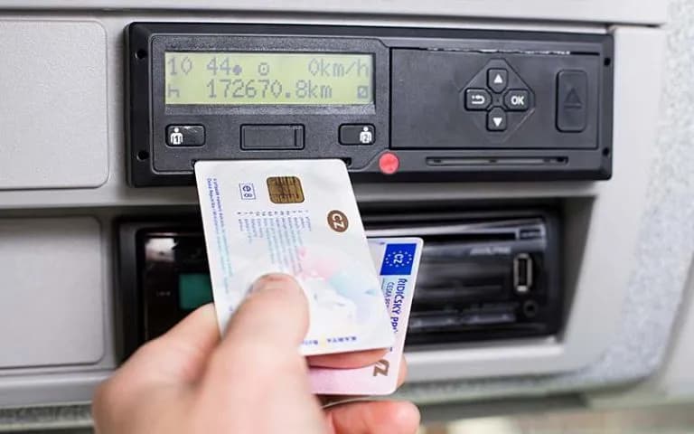 Kto odpowiada za odczytanie karty kierowcy i jakie są konsekwencje?