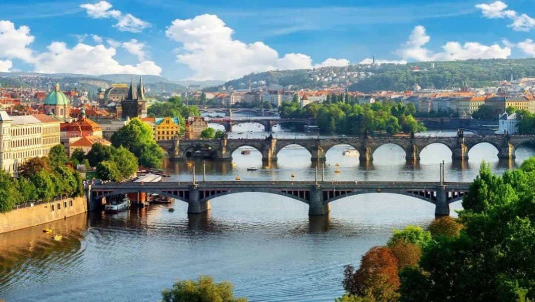 Jak dojechać do Pragi samochodem bez problemów: trasy, opłaty i porady