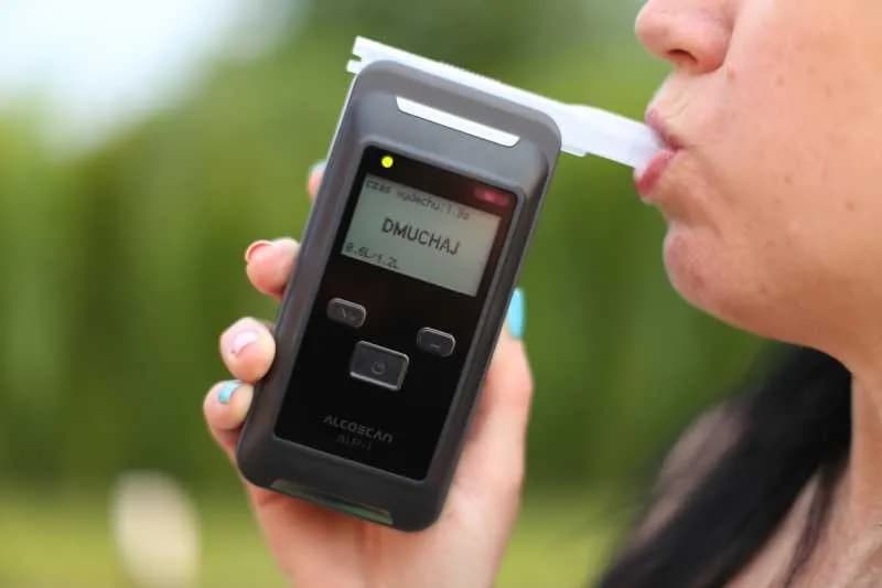 Które badanie alkomatem się liczy i jakie ma skutki prawne?